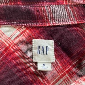 Great Fall flannel! Comfortable, lightly worn, red and gray, size small!